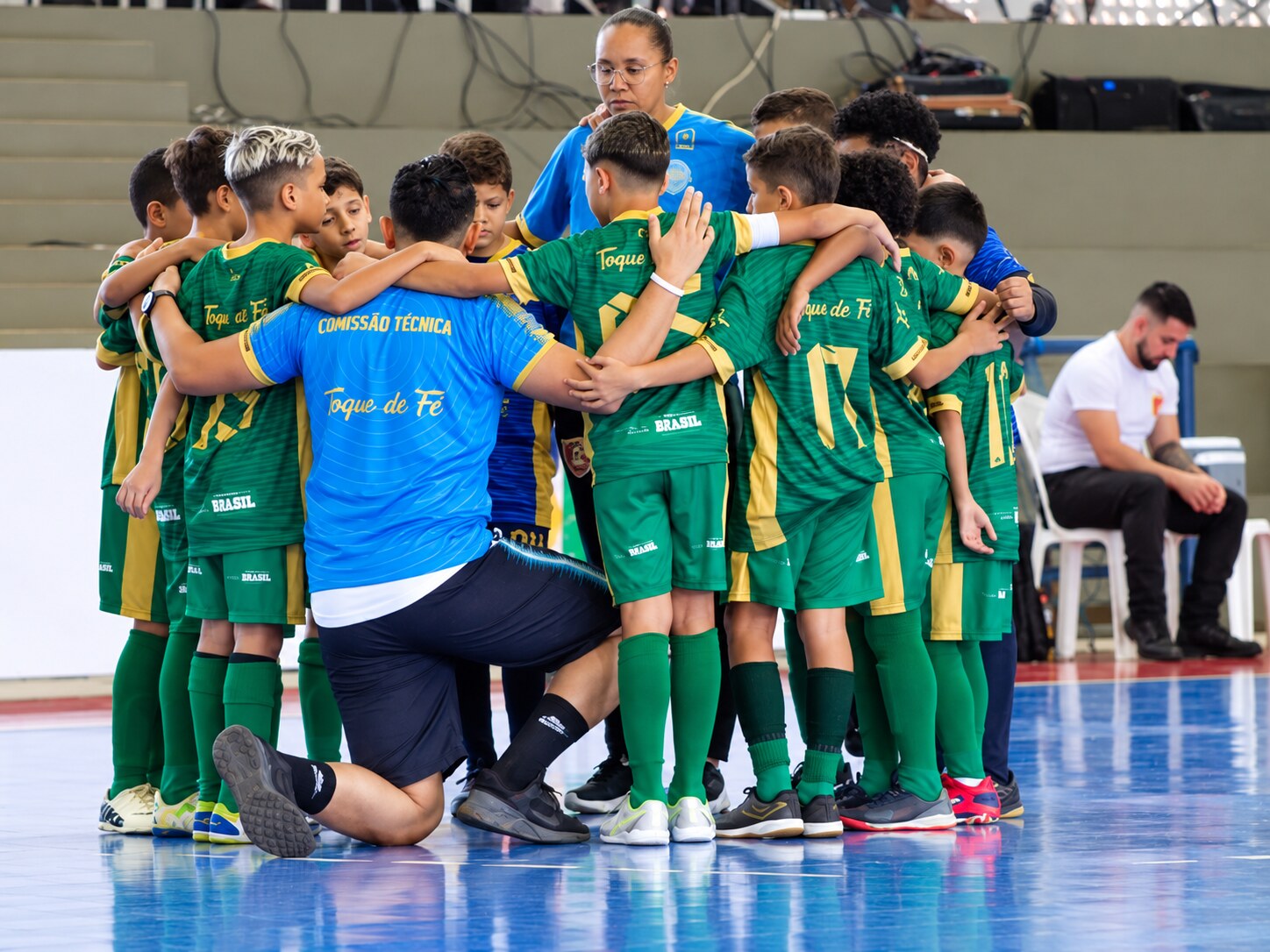 Atletas e comissão técnica do Toque de Fé reunidos antes da partida